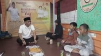 PEDULI : Pendiri sekaligus penanggungjawab Baldatun Center Ade Dasep Zaenal Abidin bersama perwakilan anak yatim binaan