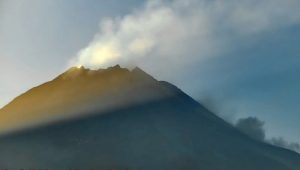 Dua awan panas guguran meluncur dari Gunung Merapi hingga 1,6 km