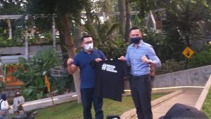 Ridwan Kamil Dapat Oleh-oleh Kaos AHY Bertuliskan ‘Muda Adalah Kekuatan’, Tanda-tanda Maju di Pilres ?