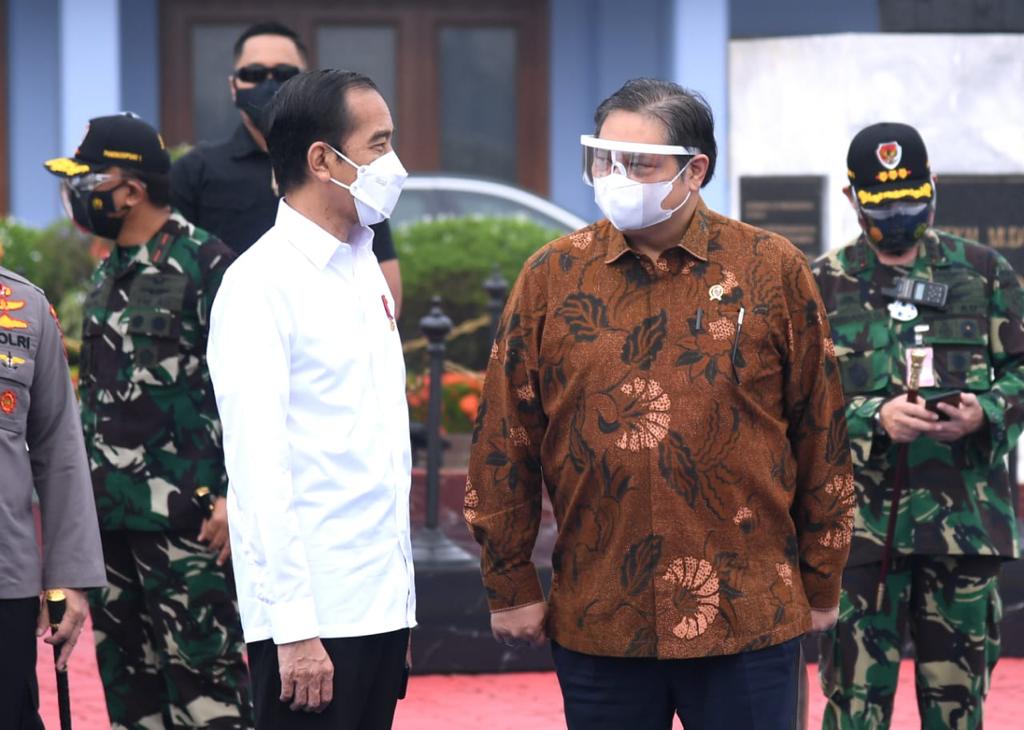 Ketua KPCPEN Airlangga Hartarto saat mendampingi Presiden Joko Widodo