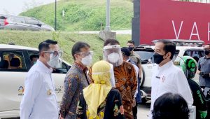 Presiden Joko Widodo Tinjau Sentra Vaksinasi Indonesia Bangkit