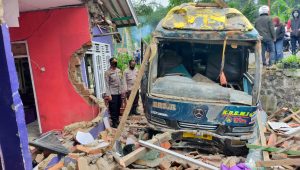 Berjemur di Depan Rumah, Mak Enung Nyalindung Tewas Ditabrak Mobil Elf, Begini Kronologisnya