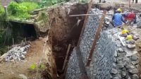Longsor Timbun Tiga Pekerja Jalan Desa Purwasari