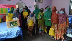 Gandeng Persit Kota Sukabumi, Istri Kasad TNI Bagikan Sembako