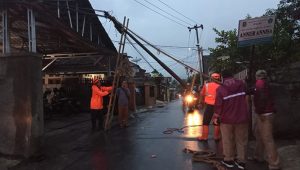 Tiang Telkom Ambruk, Timpa Rumah Warga Limusnunggal