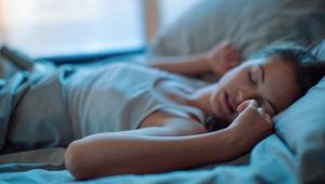 Ternyata Mendengarkan Musik sebelum Tidur Bisa Ganggu Tidur