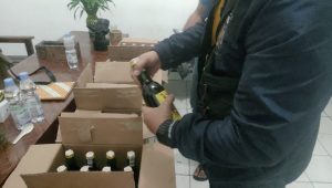 Jumat Pagi, Polisi Amankan Puluhan Botol Miras di Lokasi ini
