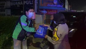 Polres Sukabumi Kota Salurkan Bansos Untuk Pengemudi Ojol dan PKL