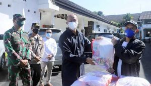 Pemkot Sukabumi Bagikan Sembako Kepada Para Pedagang
