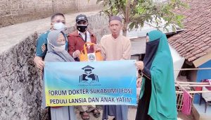 Bantu Lansia, Forum Doktor Sukabumi Kucurkan Rp3,9 Juta