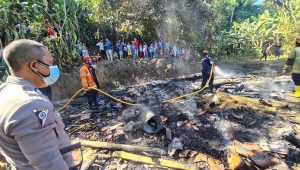 Sang Linmas Nyalindung Sukabumi di Kebun, Rumah jadi Arang