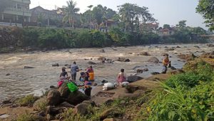 Miris, Warga Muara Lebak Terpaksa Gunakan Air Sungai yang Keruh