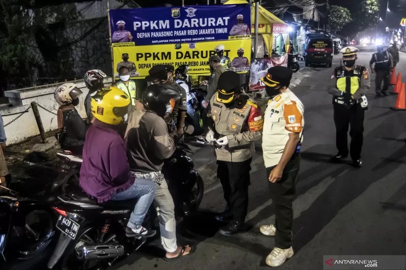 Petugas gabungan ppkm