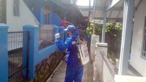 Putus Rantai Covid-19, Tagana Kota Sukabumi Semprot Rumah Warga