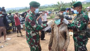 ‘Kostrad Peduli’, Yonarmed 13/Nanggala Berbagi Kebahagiaan