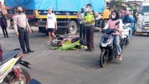 Hindari Lubang, Pemotor di Parungkuda Nyengol Truk Kontainer dan Tergilas