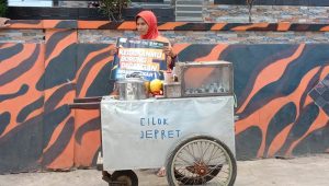 Bantu UMKM, ACT Sukabumi Borong Dagangan Penjual Cilok