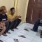 Tiga pemuda penjual paksa bendera