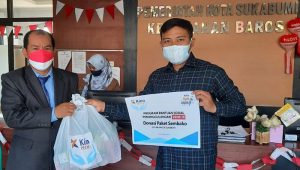 Lurah Baros Kota Sukabumi Sambangi Warga Isoman, Bagikan Bantuan