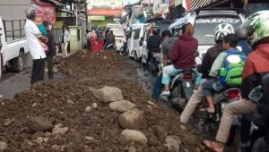 Perbaikan Jalan Cidahu-Cicurug Bikin Macet