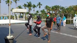 Melihat Pasien Covid-19 Isoput Saung Geulis Melaksanakan Upacara