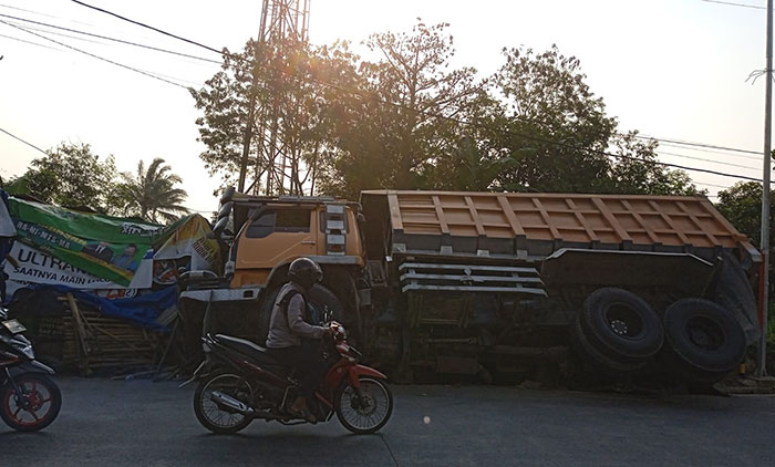 Truk Seruduk Warung
