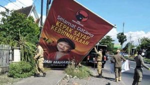 Baliho Puan Dicopot, Warganet: Baru Kali Ini Gue Demen Kerjaan Satpol PP