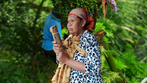 Kisah Mak Iyom, Penjual Gula Aren Asal Cantanyan yang Dirampas Dagangannya Akibat Tak Pakai Masker