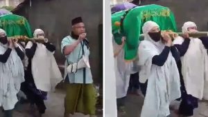 Perempuan Pikul Jenazah ke TPU, Saking Banyak Yang Meninggal