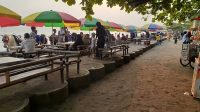 Jelang Berakhirnya PPKM Kabupaten Sukabumi, Wisatawan Berkerumun di Pantai Plara