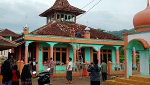 Masjid di Curugkembar Sukabumi Tersambar Petir, Begini Kondisinya