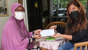Di Gebyar Undian Balsem Lang, Pemenang Lansia Dapat Hadiah Rp1 Juta