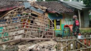 Bruk,,, Bangunan Posyandu Di Cireunghas Roboh Saat Digunakan, 10 Warga Jadi Korban