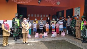 Camat Warudoyong  Bagikan Sembako Kepada Warga  Isoman