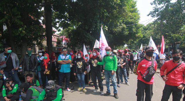 Unjuk rasa buruh di Kantor Disnaker Kabupaten Bogor