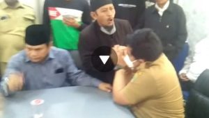 Kadiskominfo Karawang Diludahi Pria Berpeci Hitam