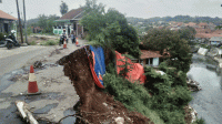 Hati-hati, Jalan Batuhulung Balumbang Jaya Longsor