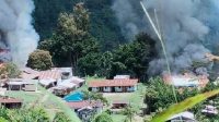 Sadis, KKB Bakar Fasilitas Umum dan Rumah Warga, Satu Prajurit Terluka