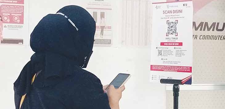 Seorang pengguna moda transportasi Kereta Rel Listri