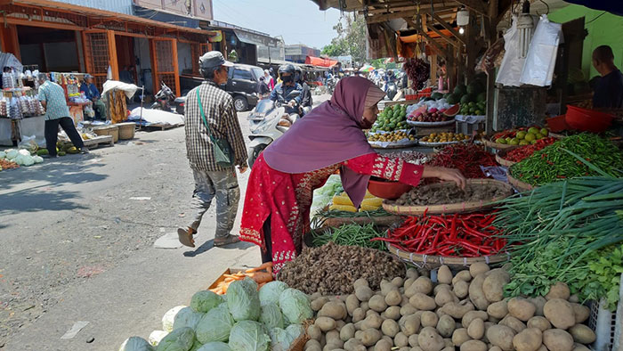penjual sayuran di Pasar semi modern Cisaat