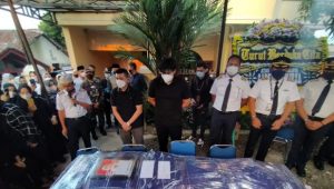 Tiba di Rumah Duka, Jenazah Pilot Rimbun Air Disambut Isak Tangis