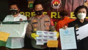 Polres Metro Bekasi Kota Ringkus Pencetak Kartu Vaksin Palsu