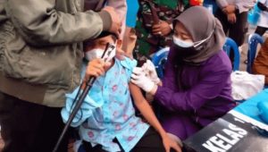 Santri Ketakutan Disuntik, Kapolresta Bogor Pinjamkan Tongkat Komando