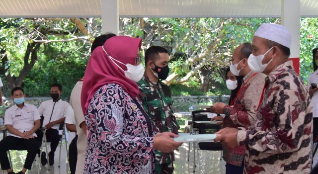 Bupati Bogor, Ade Yasin menyerahkan sertifikat tanah