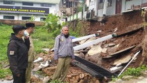 Kantor SMK Juang Kencana Cicantanyan Tergerus Longsor, Begini kondisinya