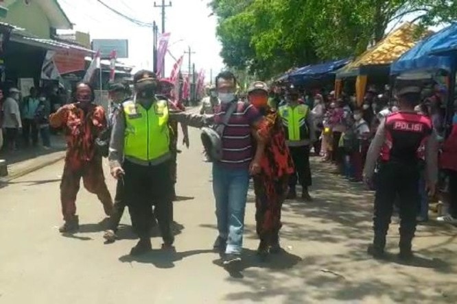 dua warga saat kunjungan Presiden Joko Widodo (Jokowi)