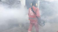 Petugas PMI melakukan fogging