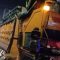 Truk bermuatan besi, terguling
