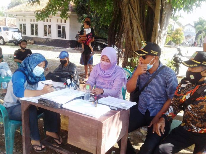 Desa Walahar, Kecamatan Klari mengikuti vaksinasi