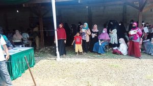 Demi Vaksin, Warga Sukamahi Rela Duduk di Tanah